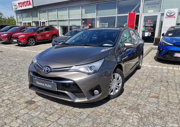 toyota avensis okonek Toyota Avensis cena 61900 przebieg: 120200, rok produkcji 2017 z Okonek